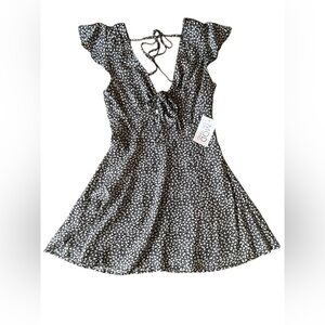 NWT MOD On Trend Women’s Black and White Floral Dress in Size Small.